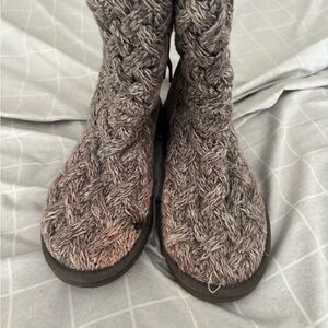 WORN UGG Gray Winter & Rain Boots with Cozy Texture and Tall Design.